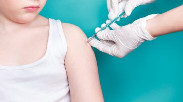 Estudian vacunar a niños en BC
