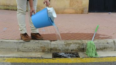 Tirar agua en la vía pública será sancionado en Mexicali