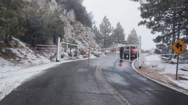 Cubierta de hielo la carretera hacia el Parque Nacional San Pedro Mártir