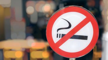 Estacionamientos podrían ser usados como área de fumadores