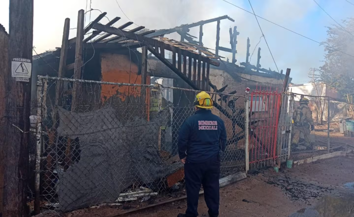 Incendio causa daño total en vivienda abandonada de la colonia Industrial